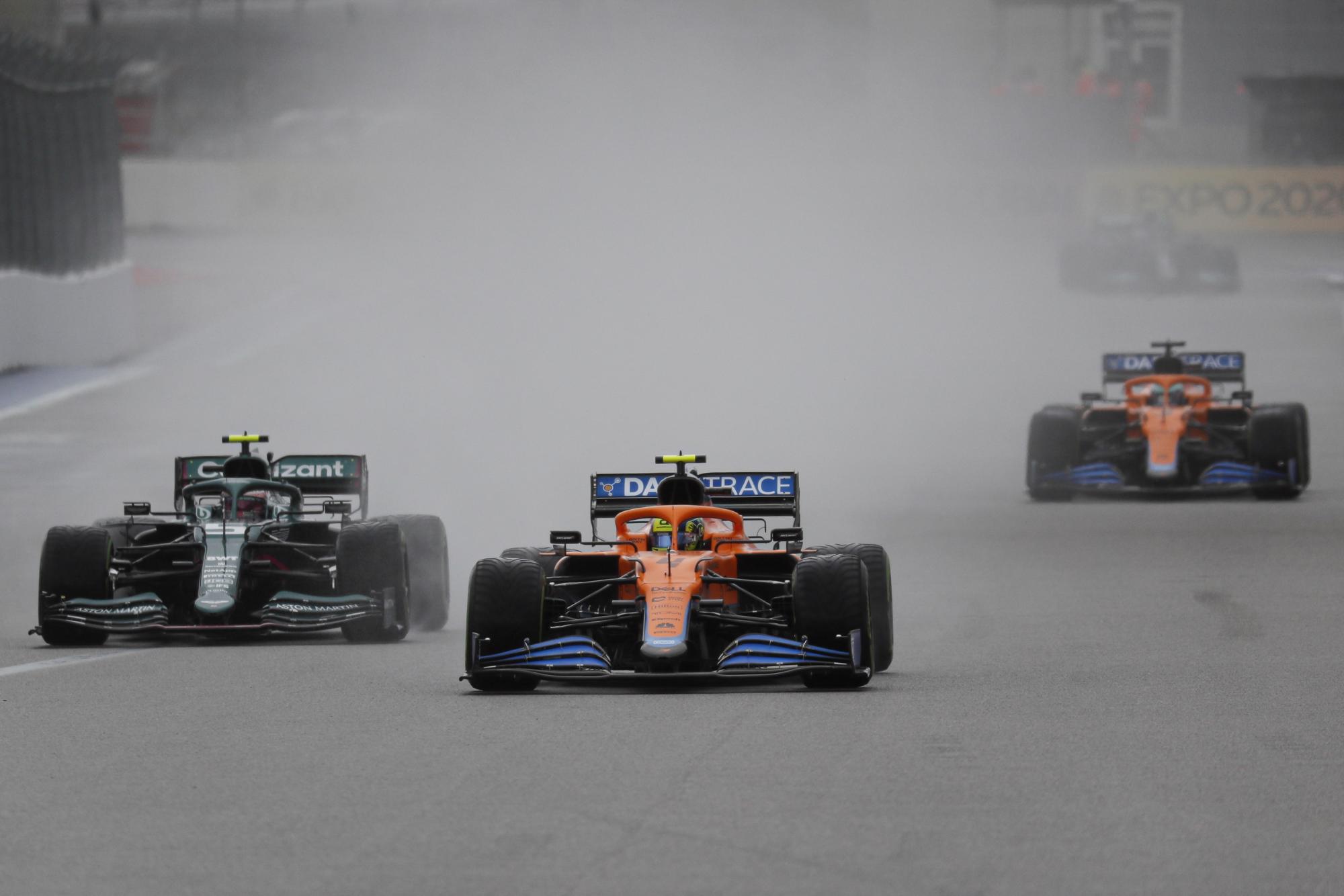 Lando Norris de McLaren, centro, es el que largará primero en el Gran Premio de Sochi (Rusia), de Fórmula Uno, que se corre el domingo 26 de septiembre del 2021. (EFE/EPA/Yuri Kochetkov)