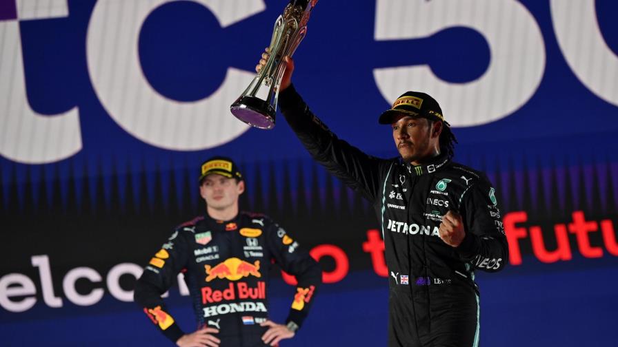 Hamilton gana caótica carrera en Yeda y empata a Verstappen