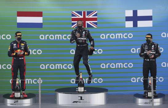 Hamilton reina en España y acecha récord de Schumacher
