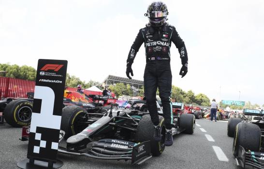 Hamilton reina en España y acecha récord de Schumacher