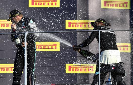 Hamilton manda en el caos de la Toscana, está a un triunfo de Schumacher