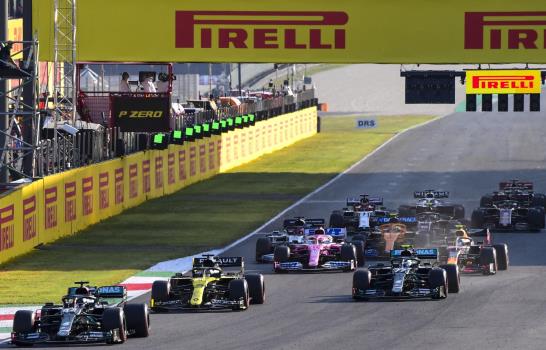 Hamilton manda en el caos de la Toscana, está a un triunfo de Schumacher
