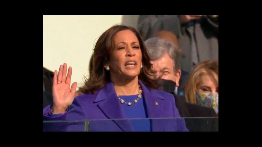 Kamala Harris jura como la primera vicepresidenta de EEUU