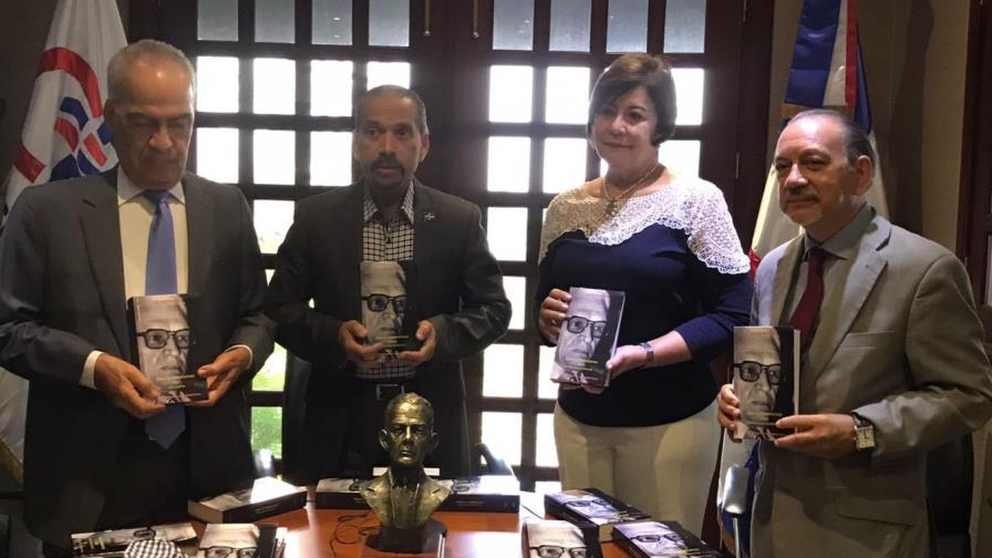 CPEP dona tomos de las obras completas del profesor Juan Bosch