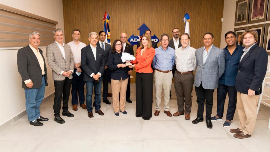 Adoexpo reconoce a saliente vicepresidenta ejecutiva Odile Miniño Bogaert Adoexpo reconoce a saliente vicepresidenta ejecutiva Odile Miniño Bogaert