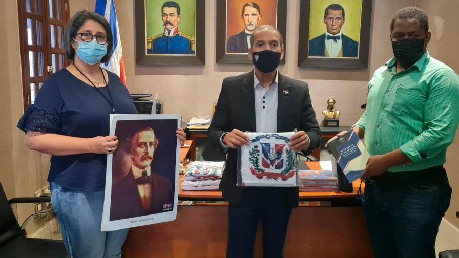 Efemérides  Patrias hace donación al  Centro Cultural Narciso González