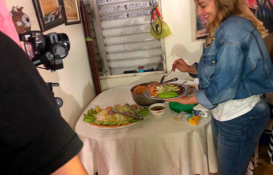 Hony Estrella, candidata a vicealcandesa, hace campaña y  cocina en Los Platanitos 