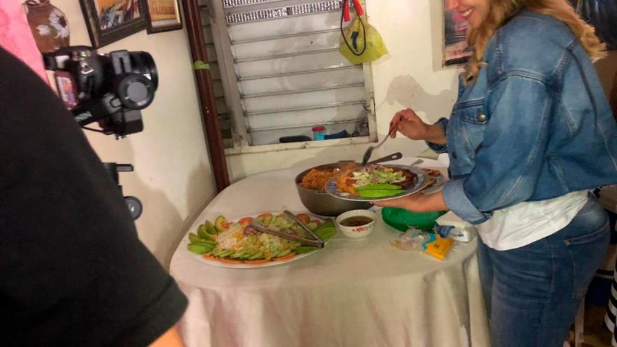 Hony Estrella, candidata a vicealcandesa, hace campaña y  cocina en Los Platanitos 