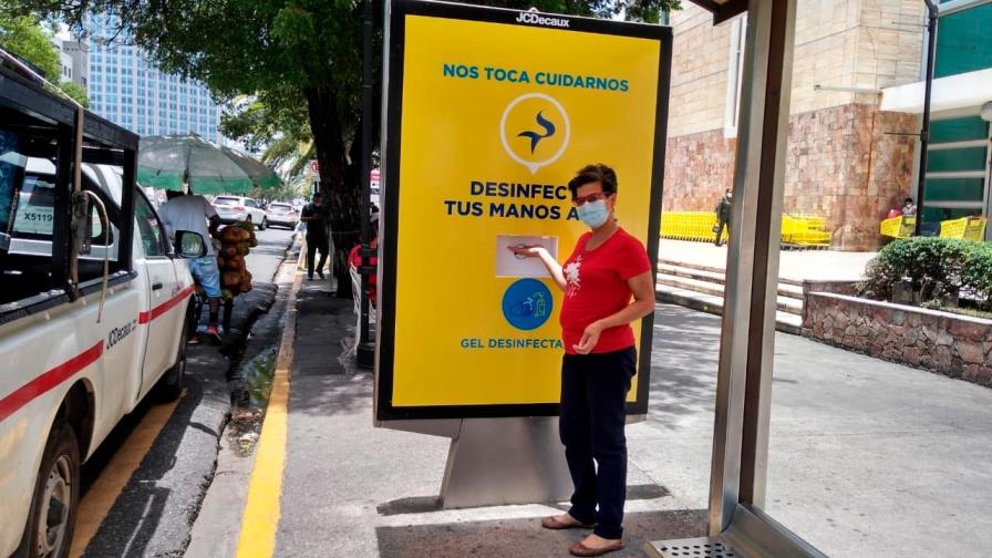 Sirena coloca dispensadores de gel desinfectante en paradas de autobuses de Santo Domingo