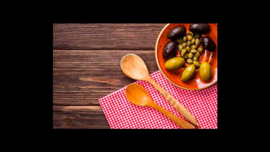 Las alcaparras y las aceitunas, un sabor que enriquece los platos dominicanos