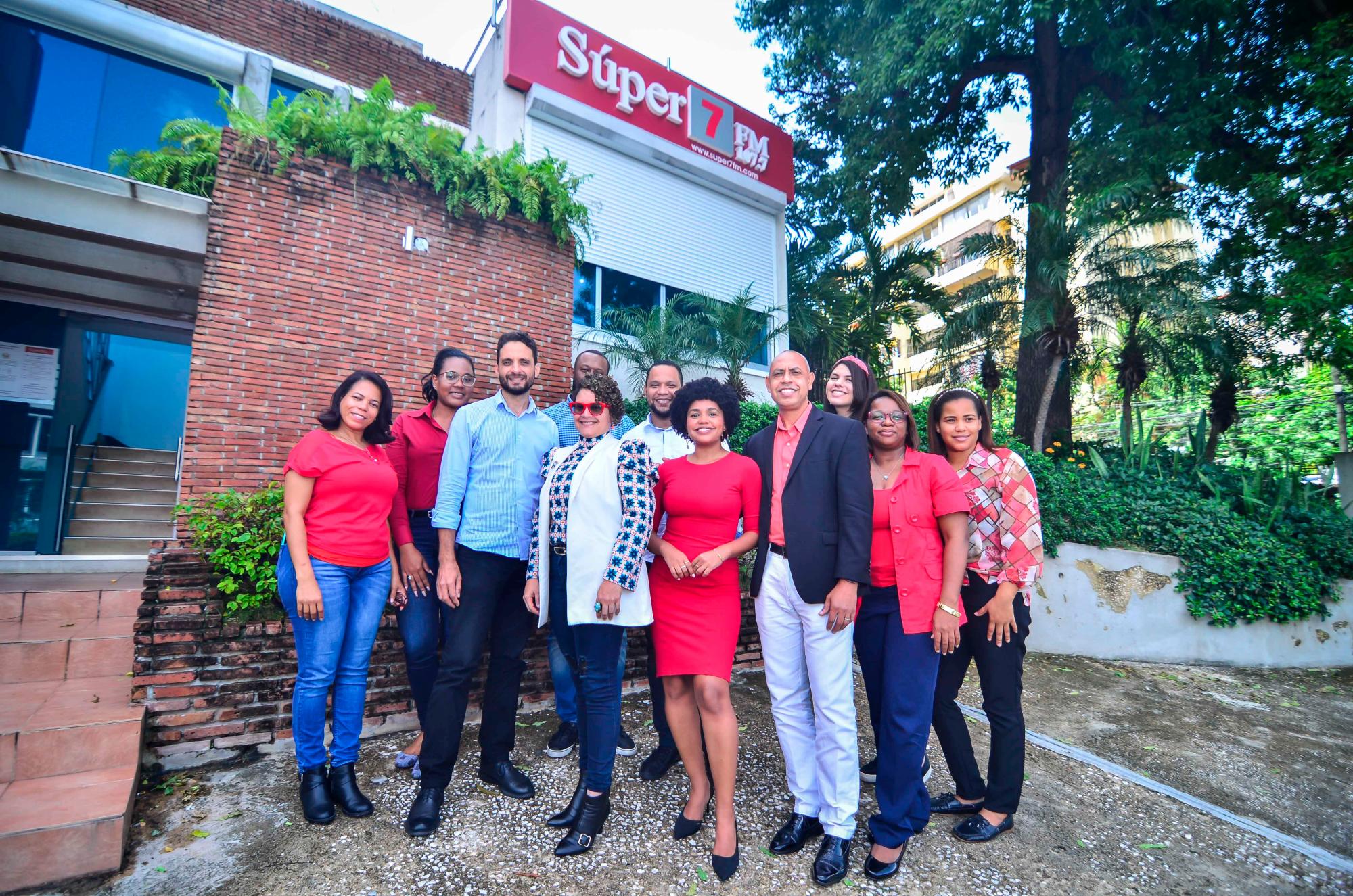 Parte del personal de la Súper 7 FM. 