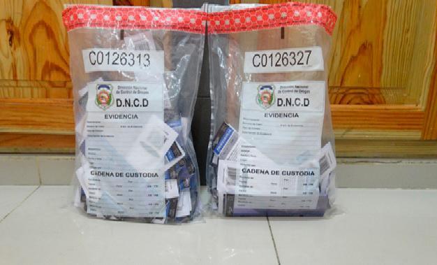 Decomisan 125 láminas de droga en courrier del Distrito Nacional 