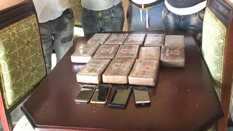 Decomisan 13 paquetes de droga y apresan cuatro hombres en Azua 