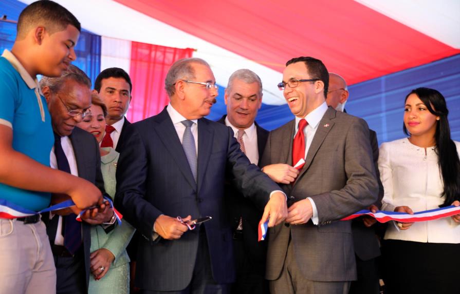 Presidente Danilo Medina entrega dos centros educativos en Las Matas de Farfán