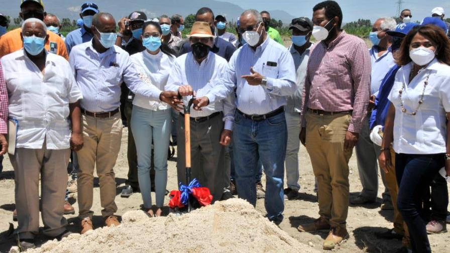 Agricultura inicia construcción de cámaras térmicas para incrementar producción de plátanos  