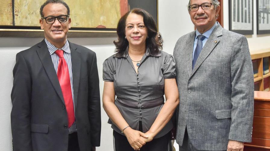 Libros de Emilia Pereyra y Franklin Gutiérrez en la colección bibliográfica del Banco Central