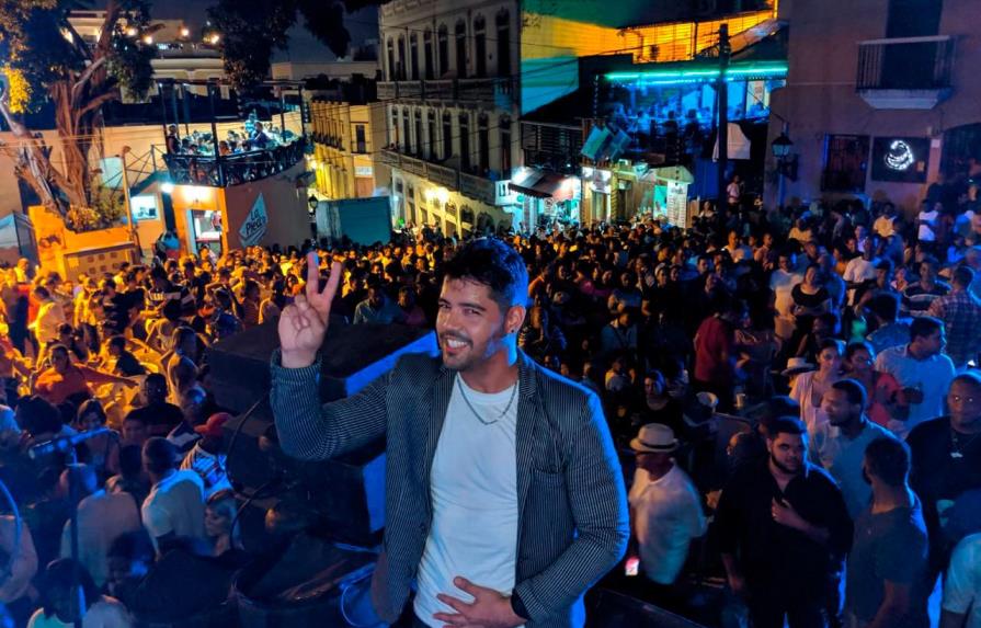 Orlando Faxas recibe el aplauso del público en las Ruinas de San Francisco