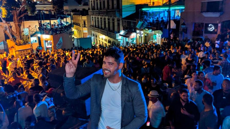 Orlando Faxas recibe el aplauso del público en las Ruinas de San Francisco Orlando Faxas recibe el aplauso del público en las Ruinas de San Francisco