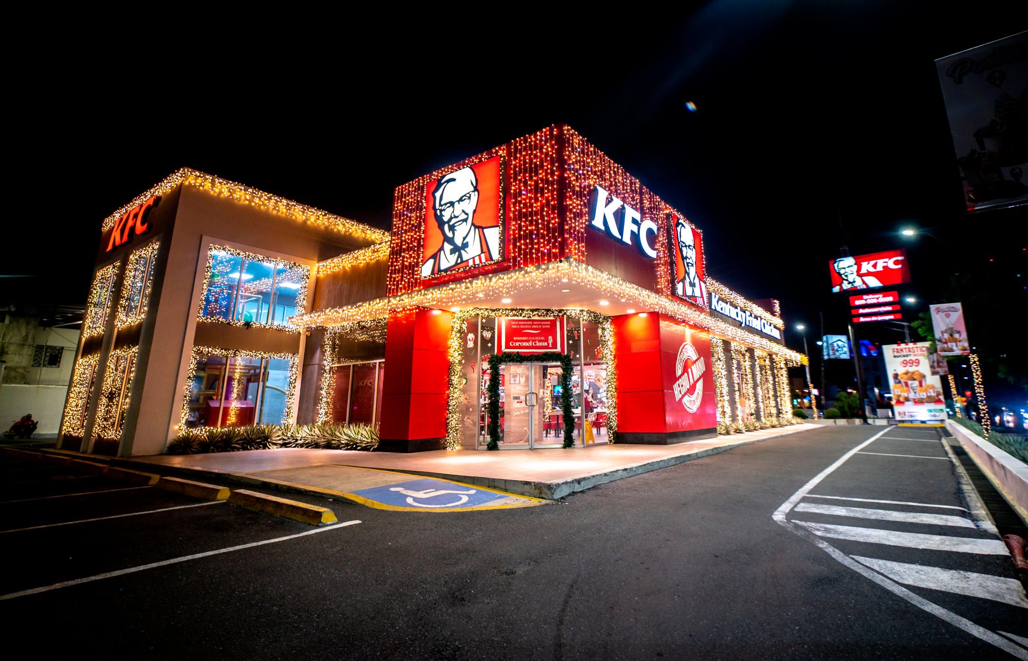 Sucursal de KFC de la Av. Winston Churchill, decorada con la navidad.