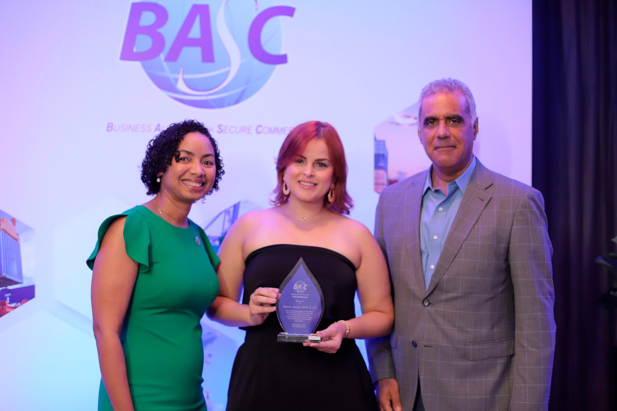 Vanessa López, de Agencias Navieras B&R, recibe reconocimiento de July de la Cruz y Armando Rivas.