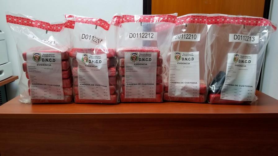 Decomisan 21 paquetes de droga y apresan a dos hombres Decomisan 21 paquetes de droga y apresan a dos hombres