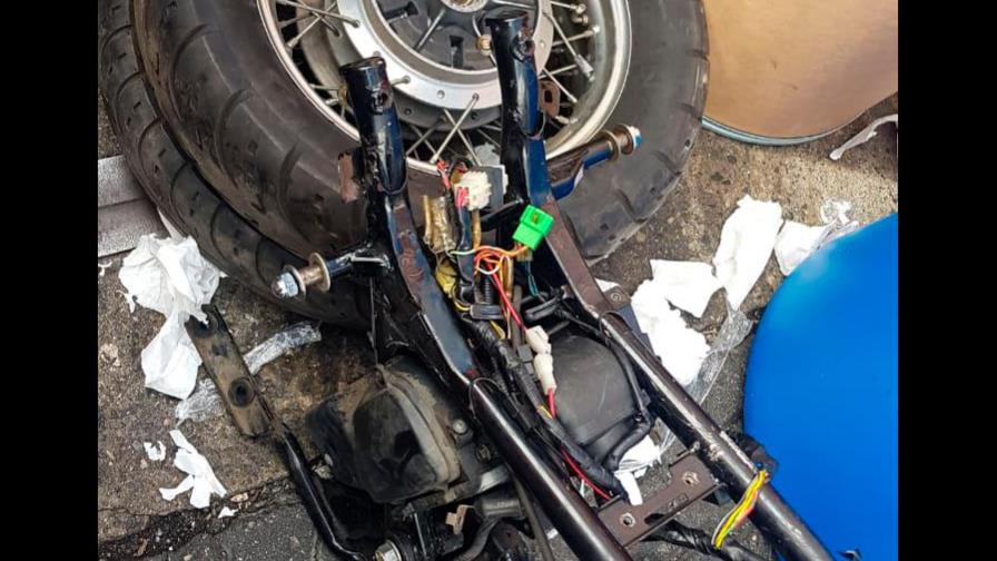 Aduanas descubre piezas, armas y municiones en envío traído por mudancera