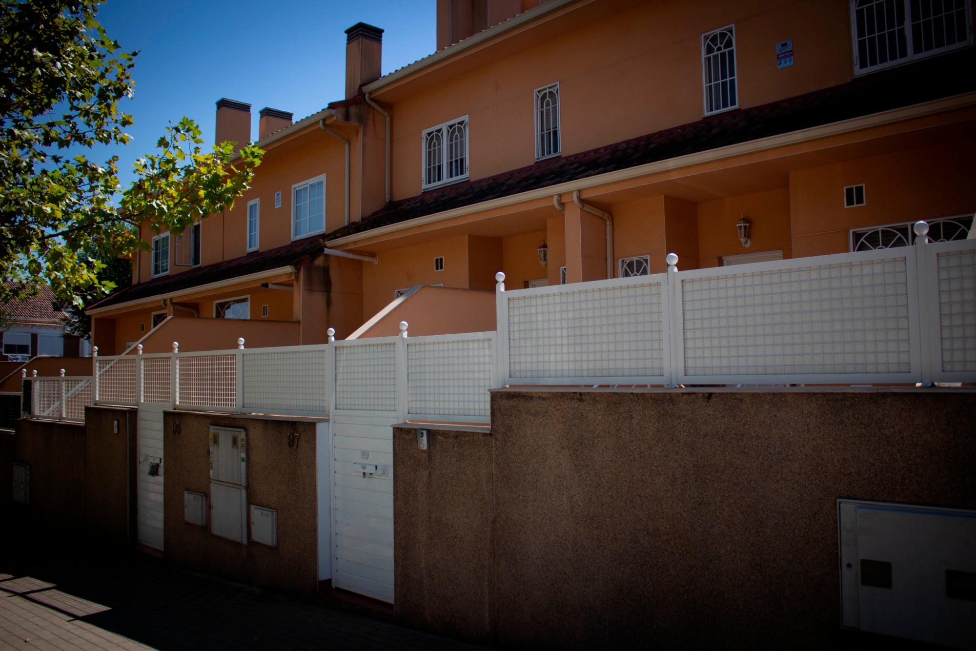 La propietaria de Mazal 17 es una firma que declara su domicilio en unas viviendas residenciales cuyos moradores no hablaron con los periosdistas de esta investigación.