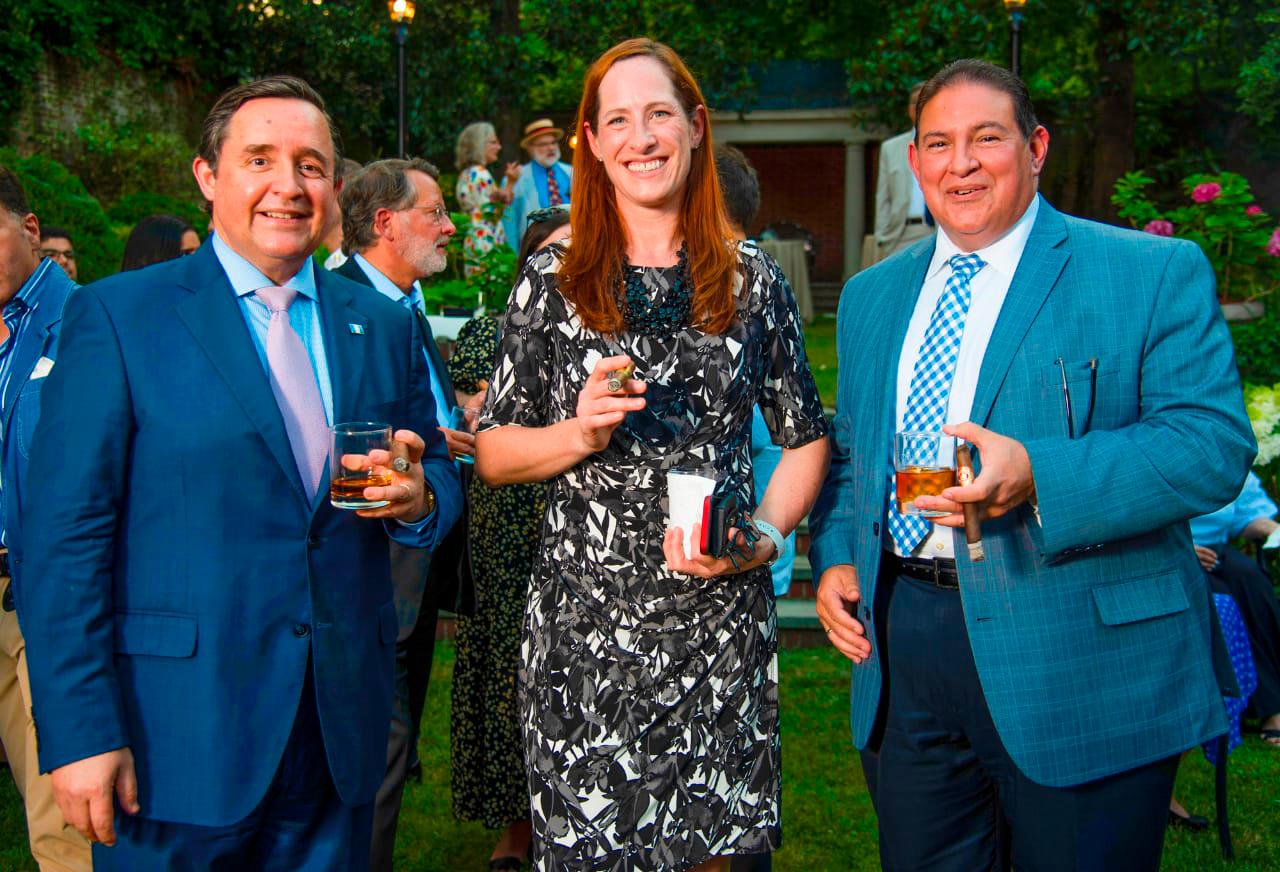Alfonso Quiñonez Lemus, Heide Bronke Fulton, y Luis Suazo.