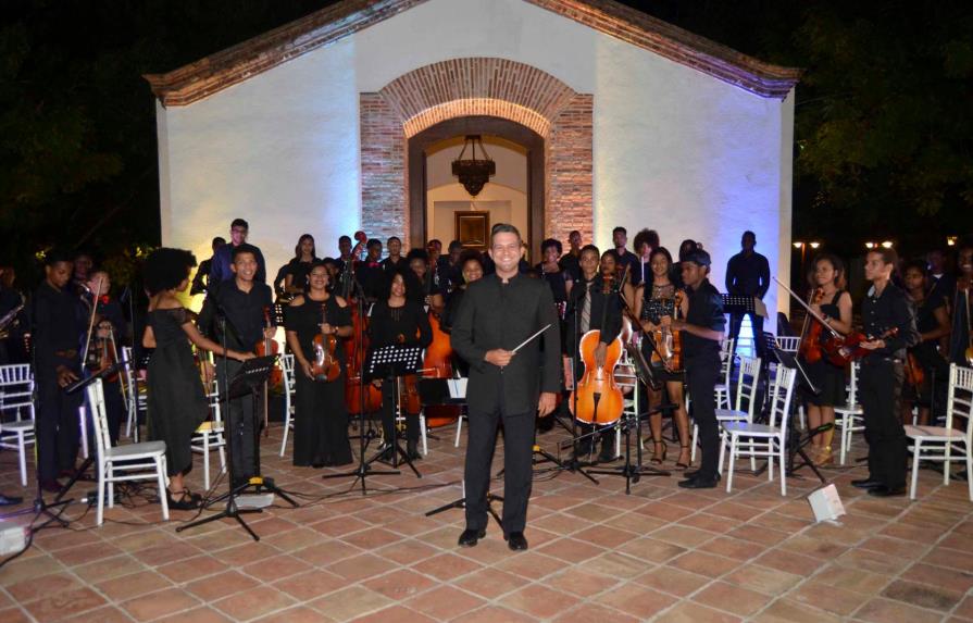 Orquesta Sinfónica Juvenil de San Pedro de Macorís maestro Julio de Windt presenta concierto de Navidad 