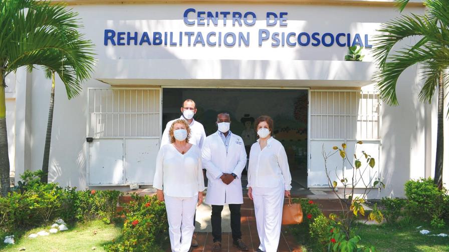 LAM dona medicinas al Padre Billini LAM dona medicinas al Padre Billini