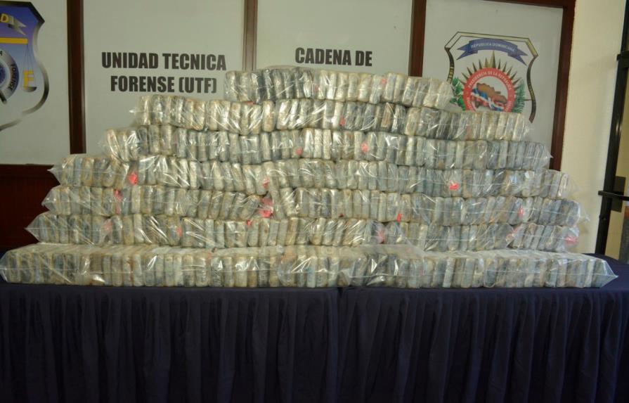 Ocupan 350 paquetes presumiblemente de cocaína en parte trasera de asientos de un camión