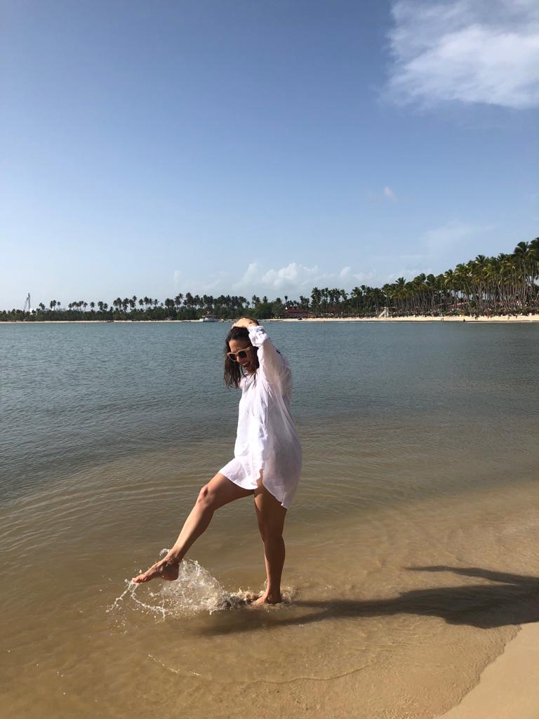 La periodista de viajes Onysela Valdez disfruta de la playa de esta propiedad turística.