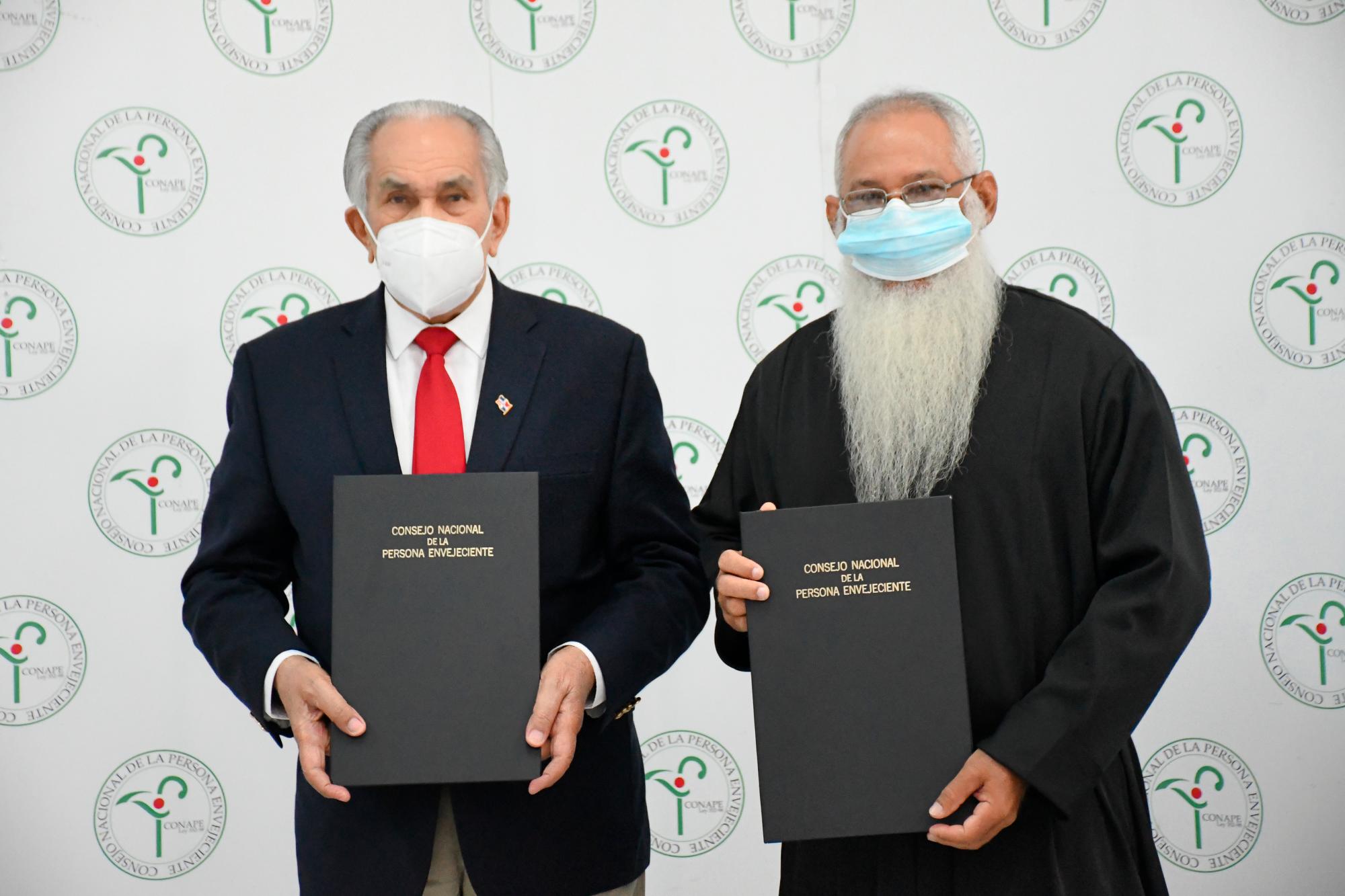 José García Ramírez y el padre Felix Santos Paula.