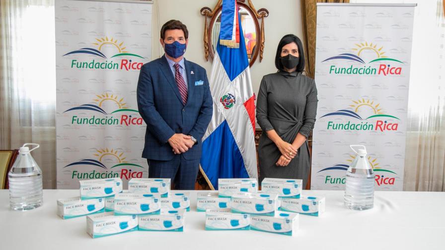 Primera dama recibe 250,000 mascarillas donadas por Fundación Rica