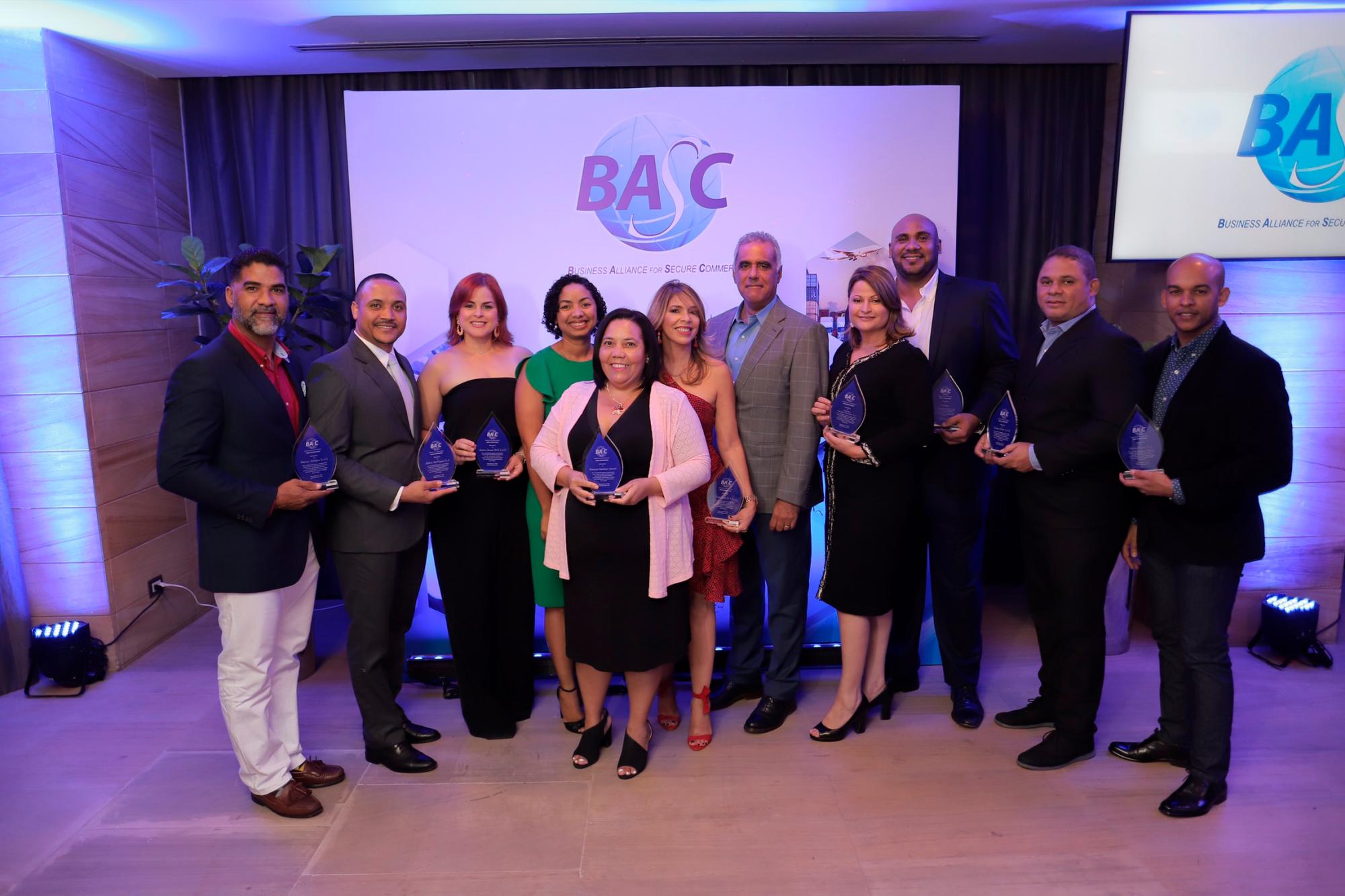 Los representantes de las empresas reconocidas y directivos de BASC Dominicana.
