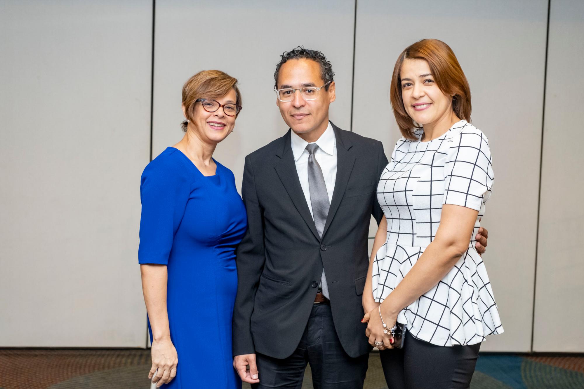 Cristina Rivas, Dr. Roosvelt Montás y María Montás.