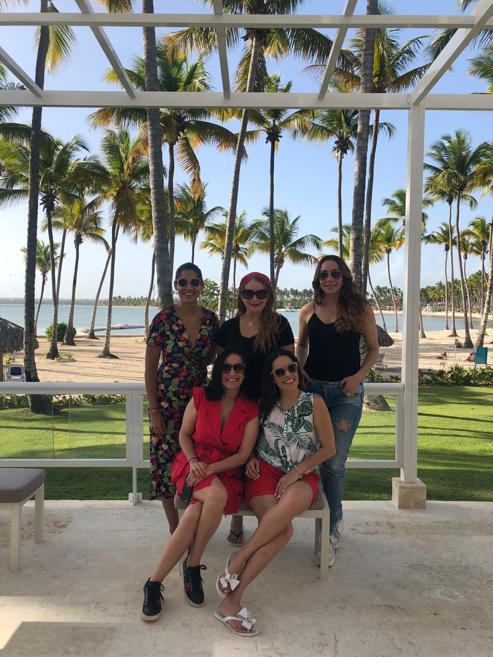 Keila Rodríguez, Ana Rossina Troncoso, Miralba Ruiz, Yanoli Espinosa y Onysela Valdez con la playa de La Romana de fondo.