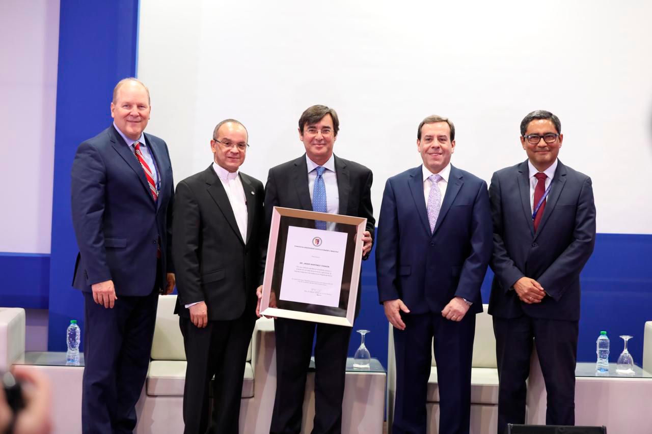 Momentos en que el profesor Torrón recibe un reconocimiento de parte de los organizadores del simposio.