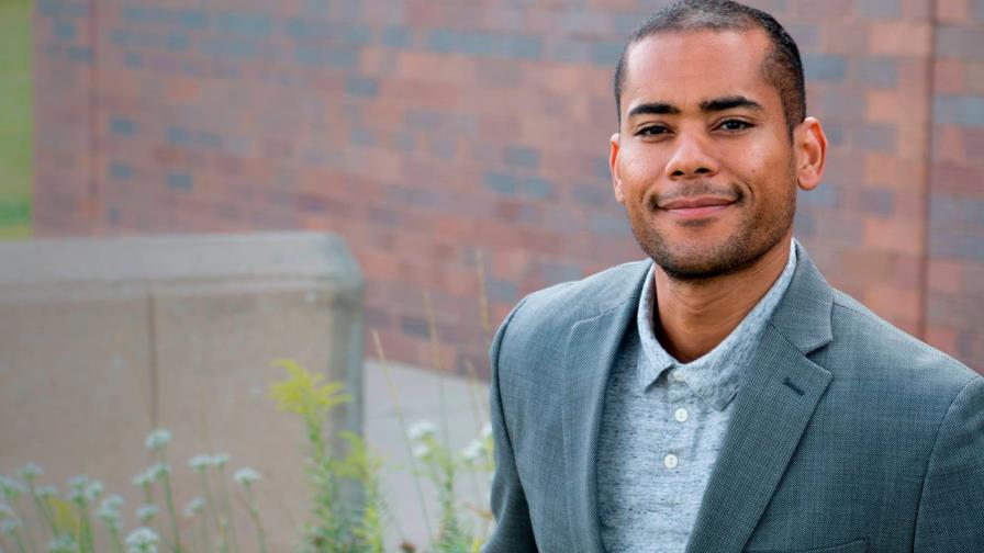 Rey Andújar: “Cuando escribo, sea lo que sea, yo creo un mundo, y ese espacio se alimenta de tiempo, pero no tiene tiempo”