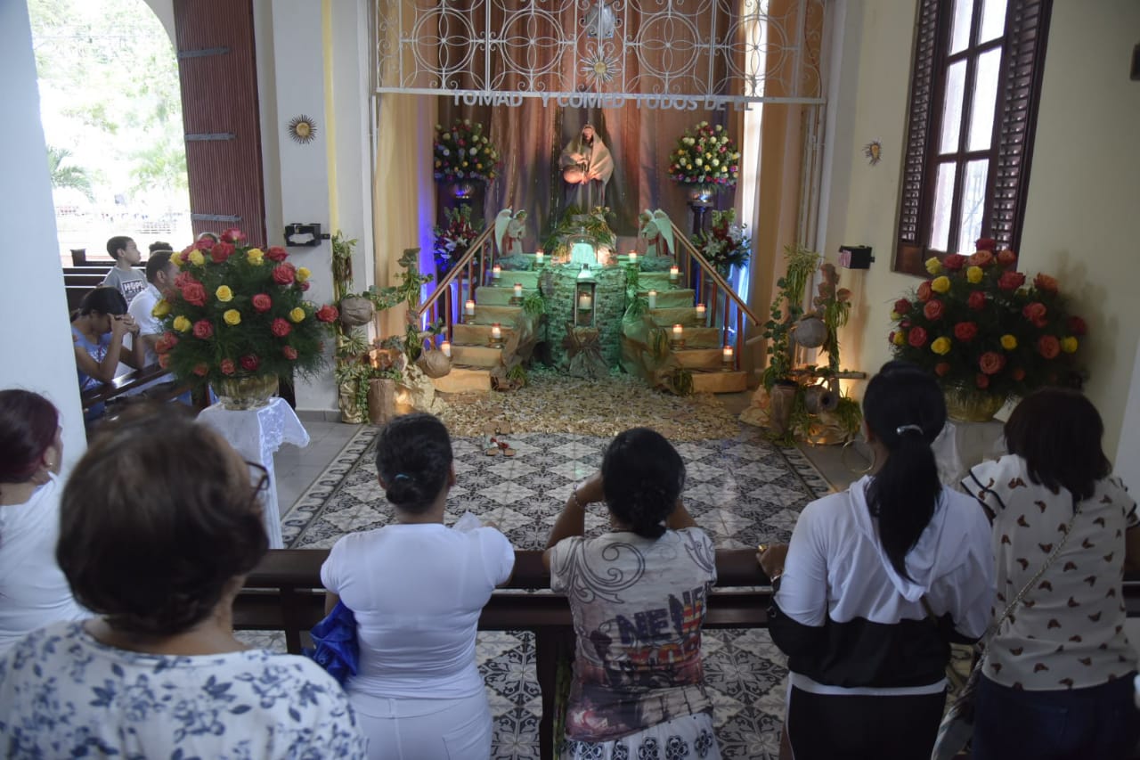 Devotos visitan los templos religiosos desde tempranas horas del Viernes Santo en Santiago de los Caballeros. Viernes 19 de abril de 2019.