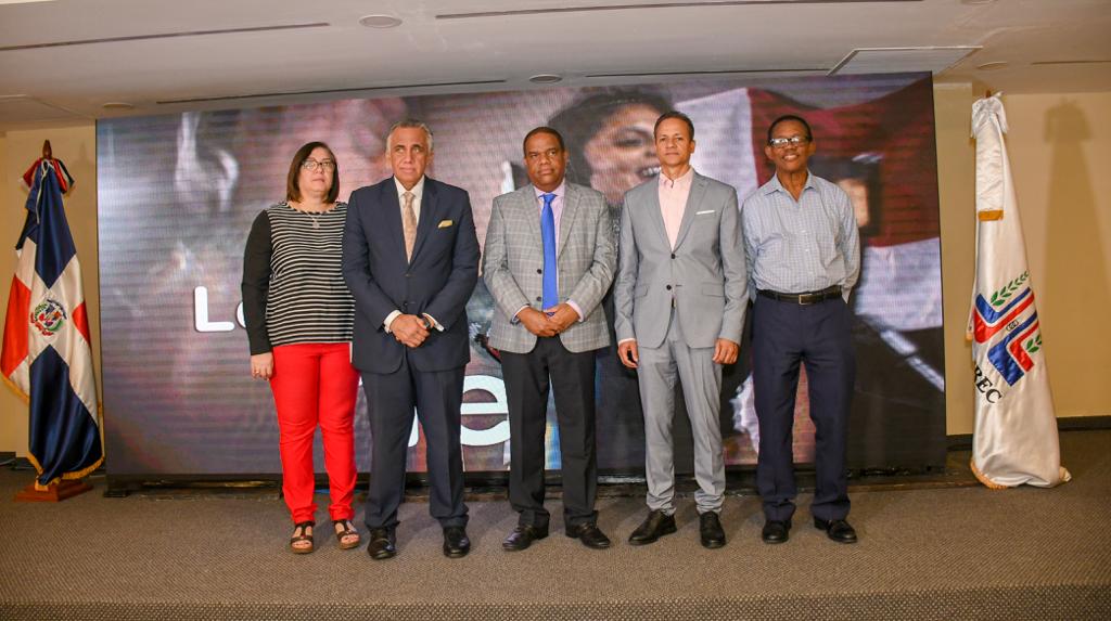 La directora administrativa del Ministerio de Deportes, el presidente del Comité Olímpico Dominicano, Luisín Mejía; el ministro de Deportes, Danilo Díaz; el presidente del Comité Organizador de los Juegos, Edi Medina y el director general de los Juegos, Heriberto Morrison.
