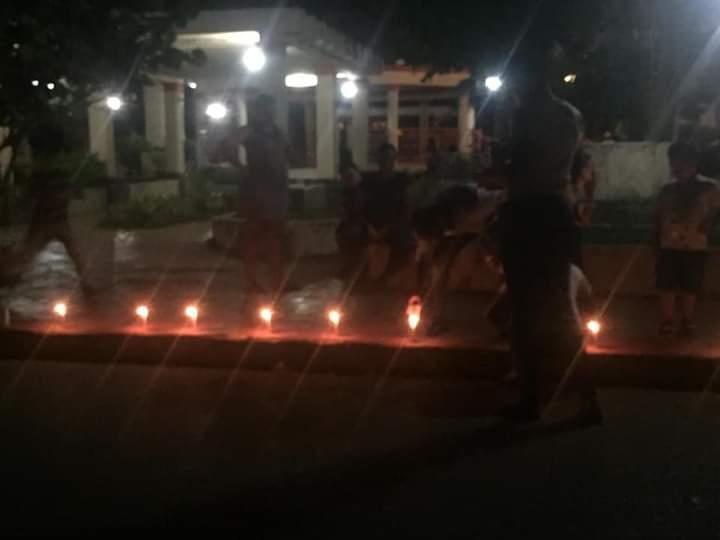 Encienden velas exigiendo justicia por muerte de madre e hija quemadas en Hato Mayor 