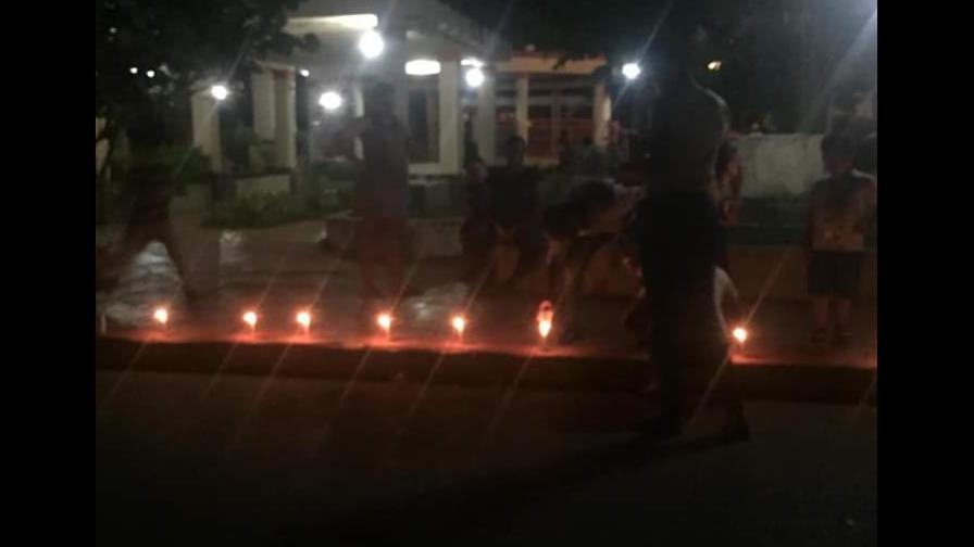 Encienden velas exigiendo justicia por muerte de madre e hija quemadas en Hato Mayor Encienden velas exigiendo justicia por muerte de madre e hija quemadas en Hato Mayor