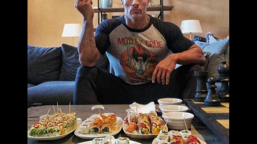 Dwayne Johnson “La Roca” muestra todo lo que come en una cena Dwayne Johnson “La Roca” muestra todo lo que come en una cena