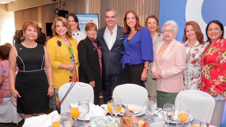 Luis Abinader confiesa que la convivencia con 6 mujeres lo hacen “feminista por convicción”