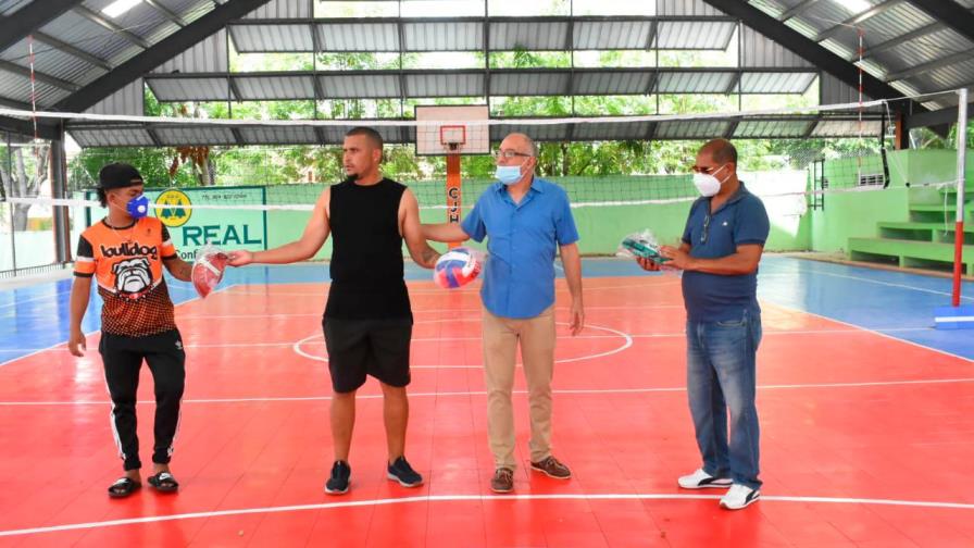 Danilo Díaz dispone instalación de pisos deportivos donados por Norceca y Fedovoli