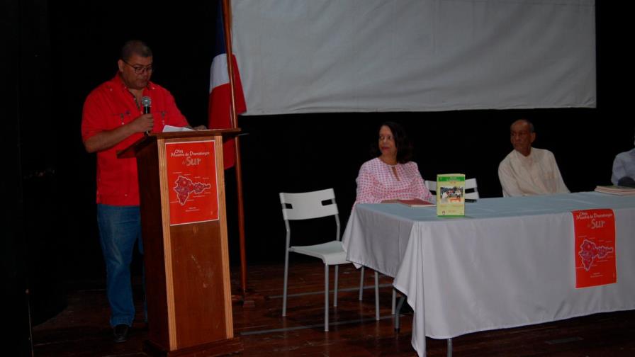 Ya circula en Azua el libro “Otra Muestra de Dramaturgos del Sur” 