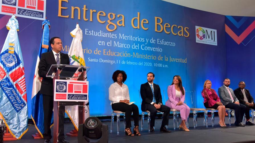 Ministerios de Educación y de la Juventud entregan 1,400 becas a estudiantes meritorios Ministerios de Educación y de la Juventud entregan 1,400 becas a estudiantes meritorios