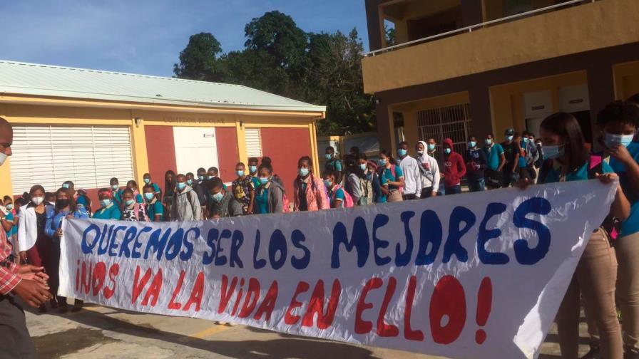 Fundación Futuro Cierto estimula a estudiantes de Rancho la Guardia a acudir a la escuela 