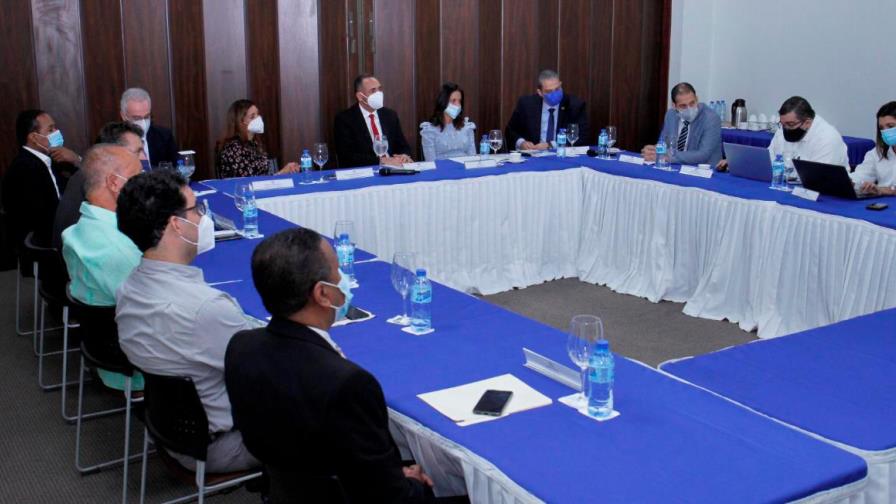 Indotel se reúne con Adora para completar el plan de migración de enlaces 900 MHz